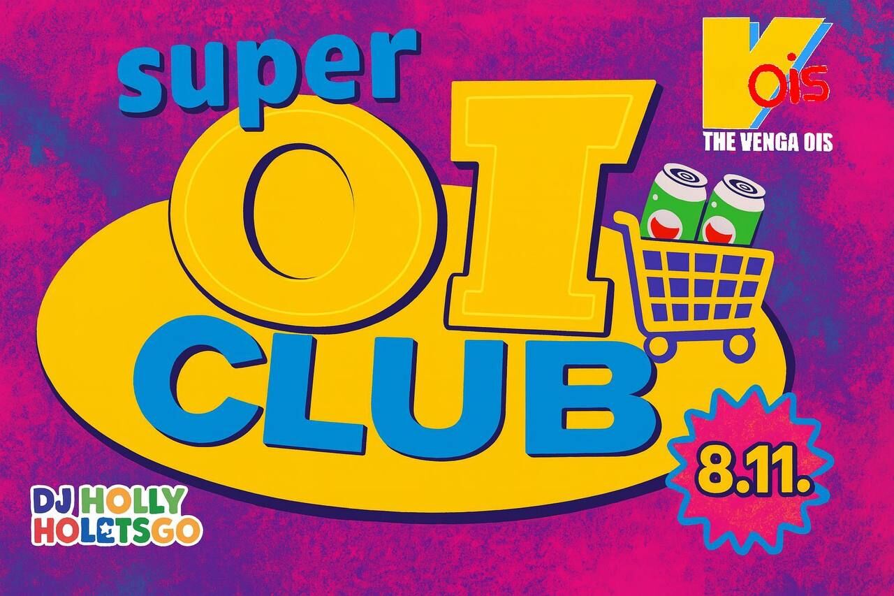 Buntes Partyplakat mit pink-violettem Hintergrund. In der Mitte steht groß „super OI CLUB“ in blauen und gelben Buchstaben. Rechts daneben ist ein gelber Einkaufswagen mit zwei Getränkedosen darin. Oben rechts steht das Logo „Kois – The Venga Ois“. Unten links steht „DJ HOLLYHOLETSGO“ in bunten Buchstaben. Unten rechts ist ein pinker Stern mit dem Datum „8.11.“ in gelb.