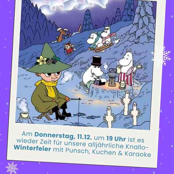 Lila Hintergrund, eine Art Polaroid-Bild mit Cartoon davor, unter dem Bild steht "Am Donnerstag, 11.12. um 19 Uhr ist es wieder Zeit für unsere alljährliche Knallo-Winterfeier mit Punsch, Kuchen & Karaoke" Das Bild selbst zeigt eine Winterlandschaft auf dem verschiedene lebendige Wesen, welche wie weiße Nilpferde aussehen, Tee trinken, Schlitten fahren und ähnliches. Ganz unten steht nochmal "KOMMT VORBEI!"
