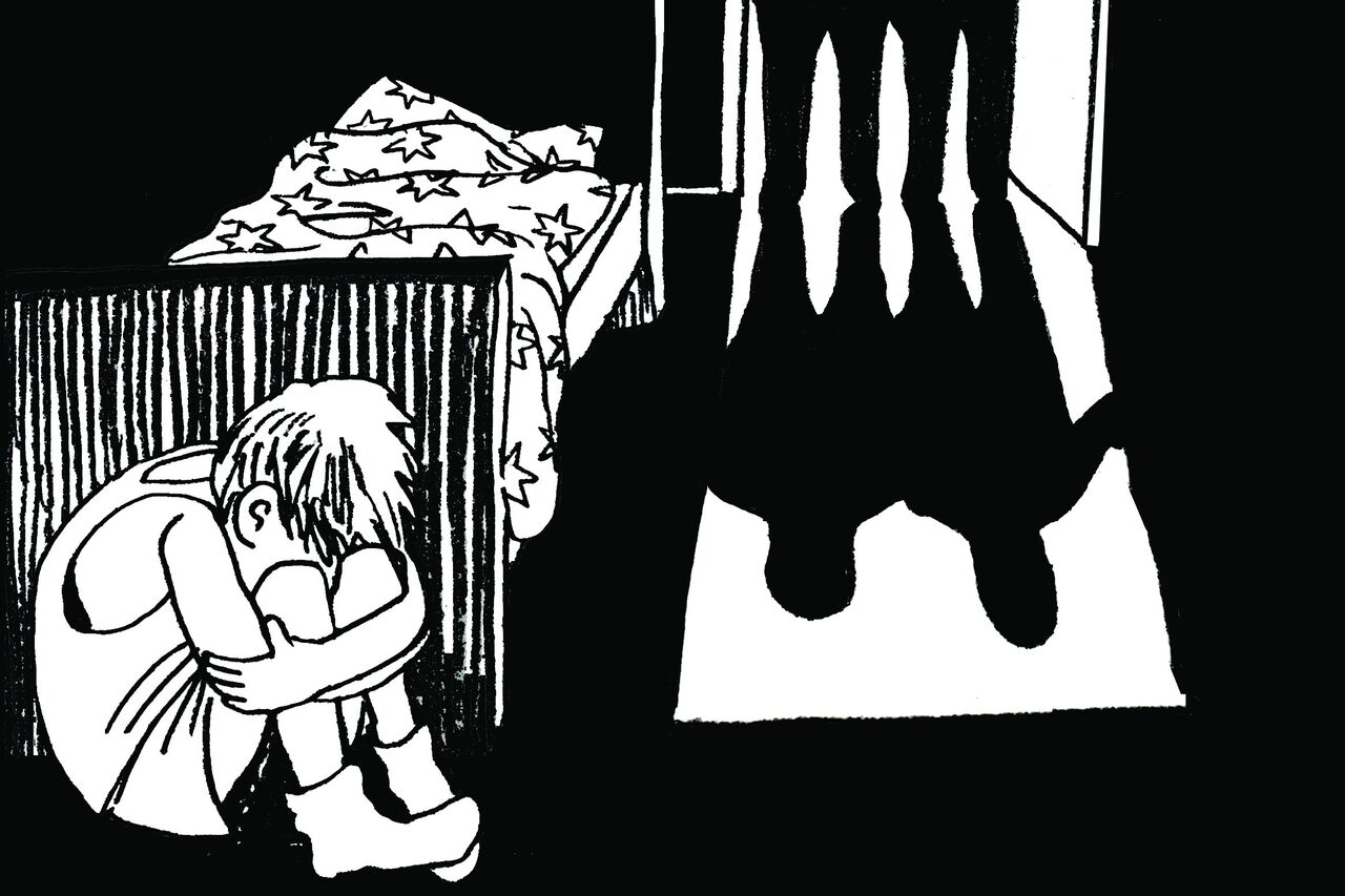 Ein Kind versteckt sich hinter einem Bett vor zwei Personen, die in sein Zimmer eintreten möchten.