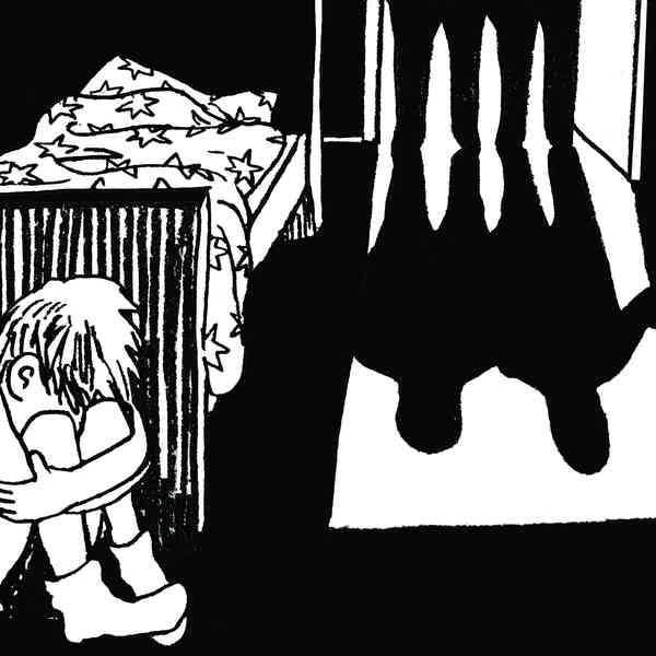 Ein Kind versteckt sich hinter einem Bett vor zwei Personen, die in sein Zimmer eintreten möchten.