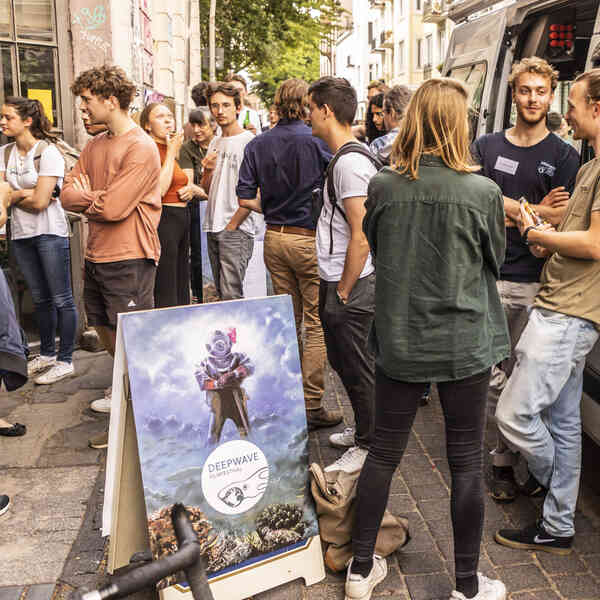 Besucher:innen des Filfestivals stehen vor dem Lichtmeß Kino auf der Straße und unterhalten sich.