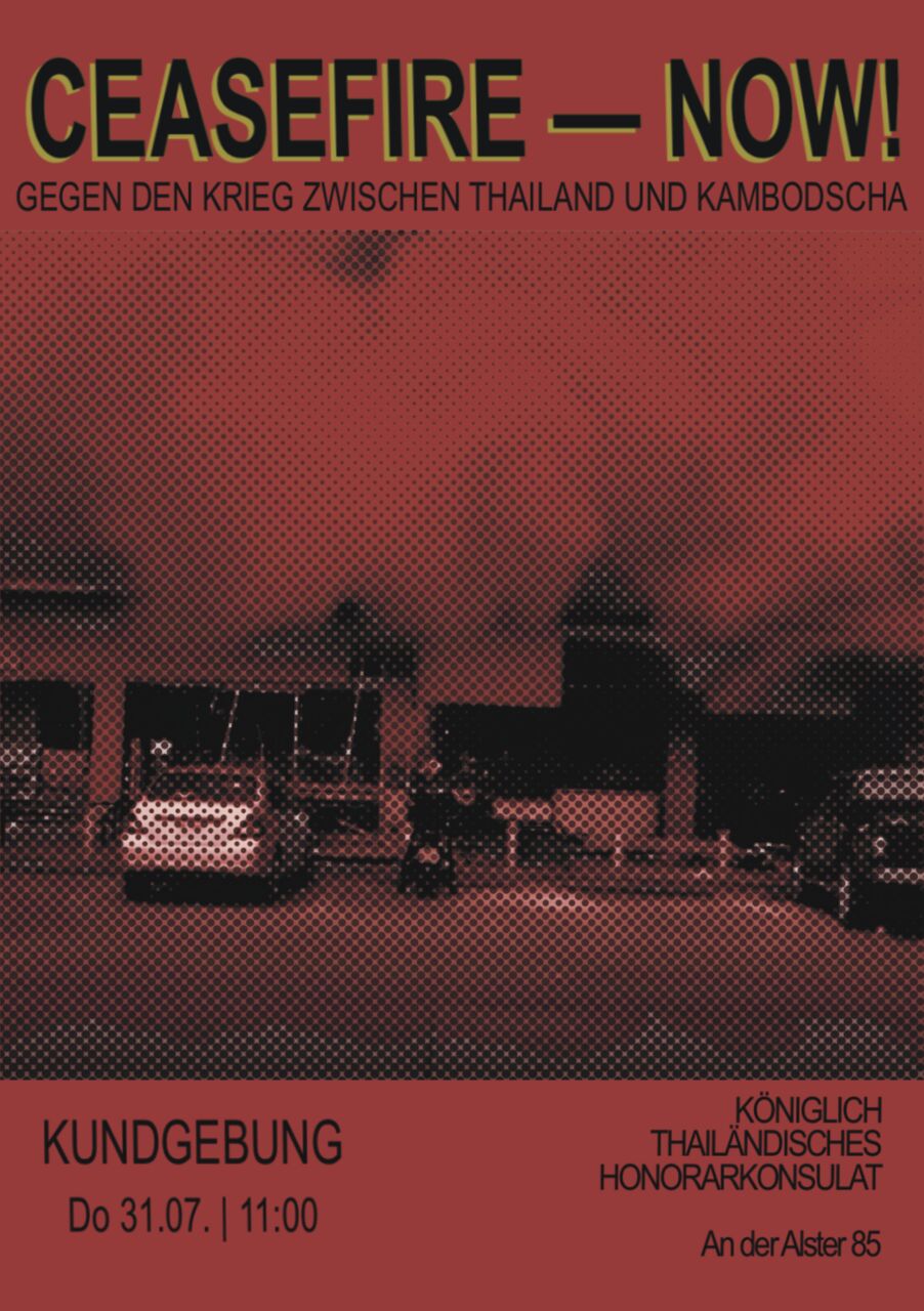 Ein Gebäude brennt, nachdem es im thai-kambodschanischen Krieg beschossen wurde.