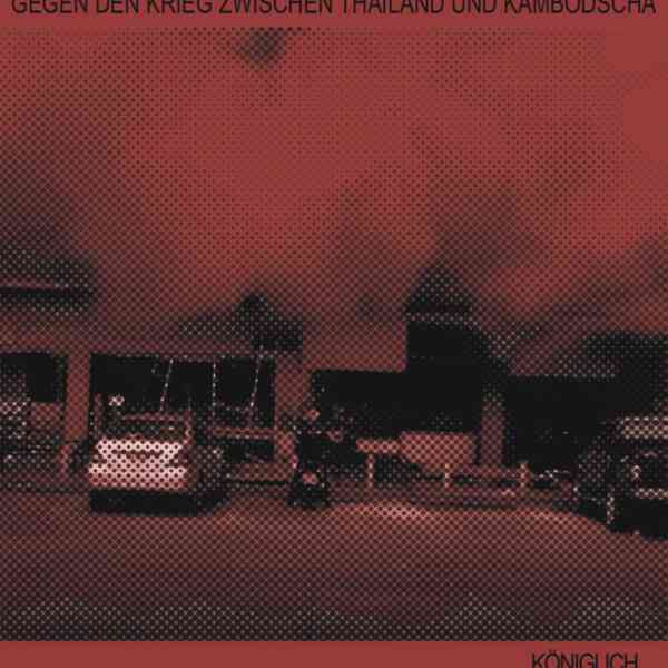 Ein Gebäude brennt, nachdem es im thai-kambodschanischen Krieg beschossen wurde.