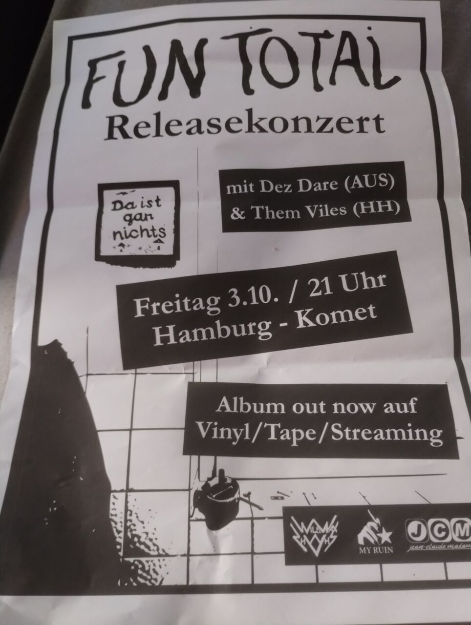 Konzertplakat. Alle hier genannten Infos auf dem Cover des neuen Albums von Fun Total. 