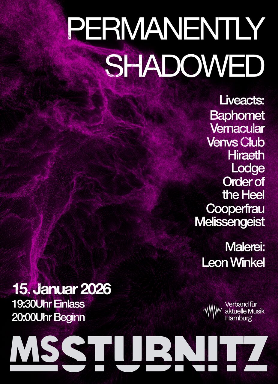 generativ erzeugter pinker Nebel kräuselt sich über das Plakat, am unterenRand Steht in fetten Lettern der Veranstaltungsort "MS Stubnitz". auf der rechten Seite oben steht der Titel der Veranstaltung "permenently shadowed" darunter sind die Acts des abend aufgelistet ( Baphomet Vernacular, VENVS CLUB, Hiraeth, Lodge, Order of the Heel, Cooperfrau Melissengeist und Malerei von Leon Winkel)