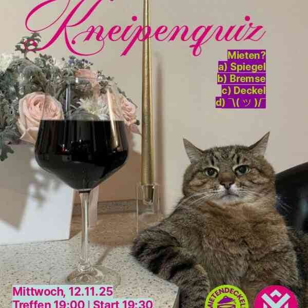 Eine Katze sitzt mit einem Glas Rotwein an einem Tisch. Dazu die im Beitrag genannten Daten zu Ort und Zeit des Kneipenquizzes.