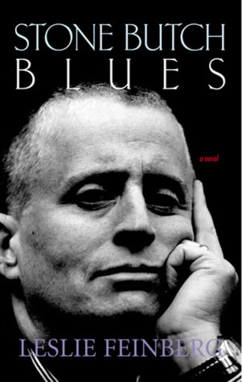 Cover der zweiten Ausgabe von "Stone Butch Blues" mit einer schwarz-weiß Fotografie des Autorx Leslie Feinberg