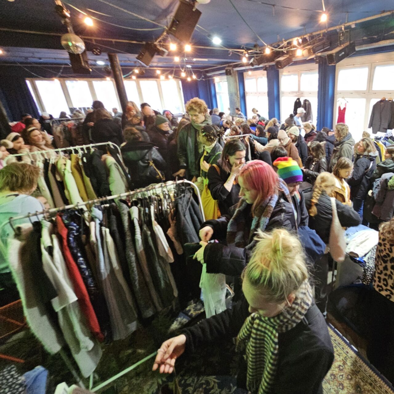 Flohmarkt-Szenerie im Haus 73