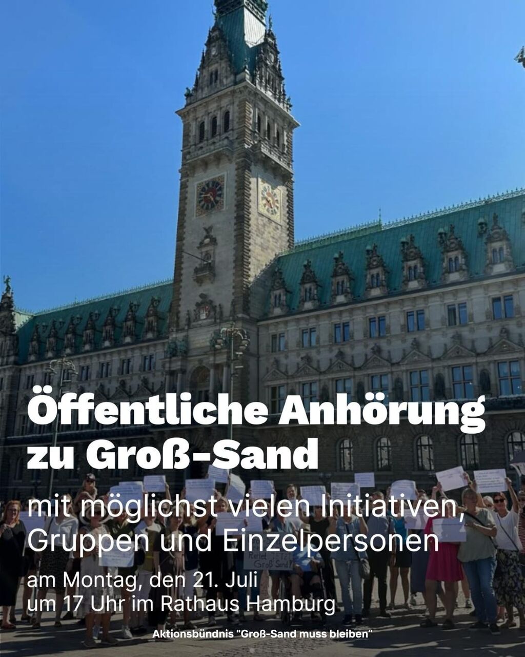 Das Hamburger Rathaus mit einer Gruppe protestierender menschen davor.